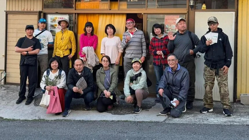 店の前に並ぶ東京山側DMCとライフサポート関西の皆さん
