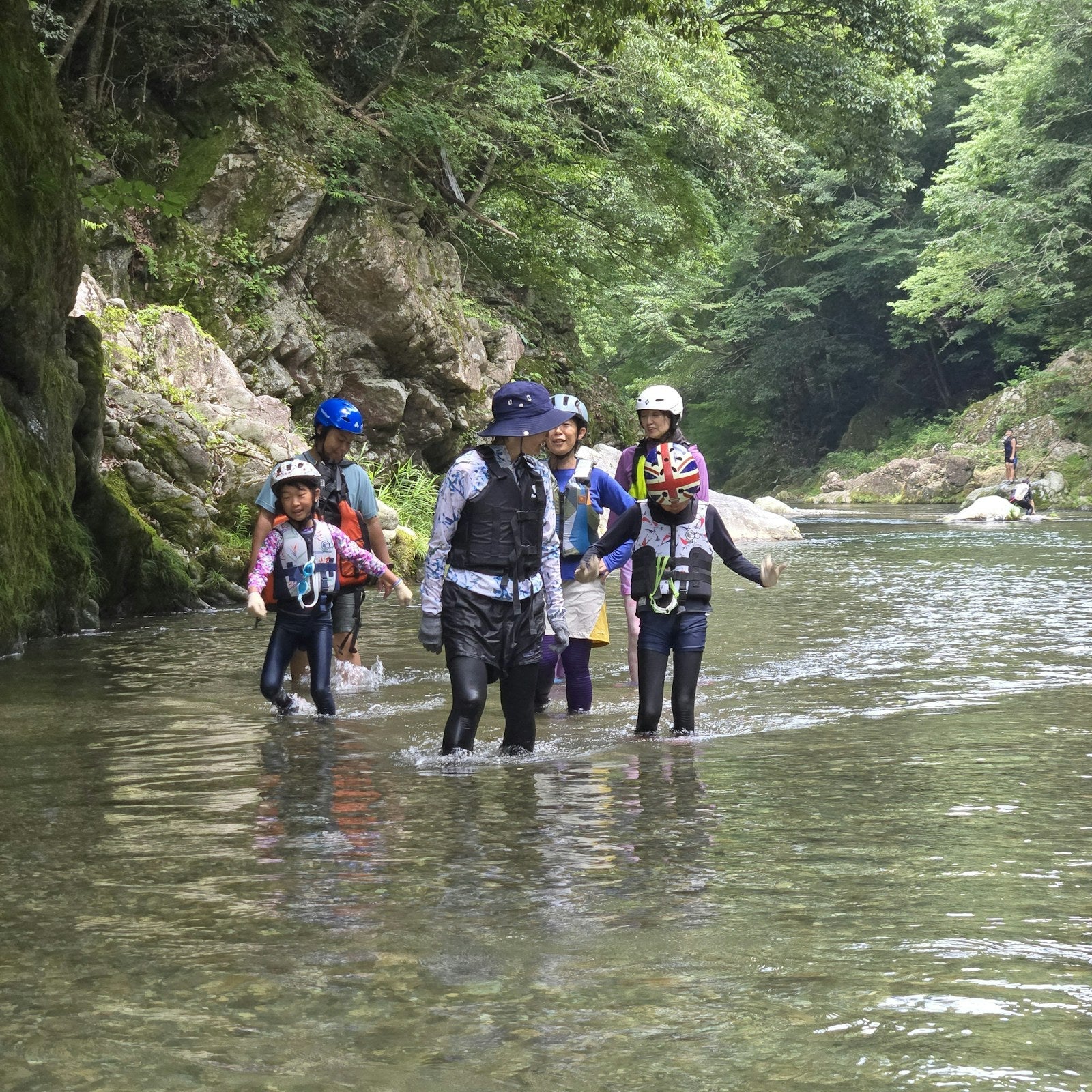 秋川渓谷リバートレッキング｜滝・川流れ・生きもの探究 親子自然体験（あきる野市）