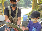 【7/12】清流のニジマス釣り体験｜釣って捌いて竹串焼き（親子・あきる野市 秋川渓谷）
