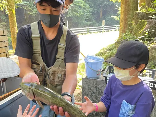 【7/12】清流のニジマス釣り体験｜釣って捌いて竹串焼き（親子・あきる野市 秋川渓谷）