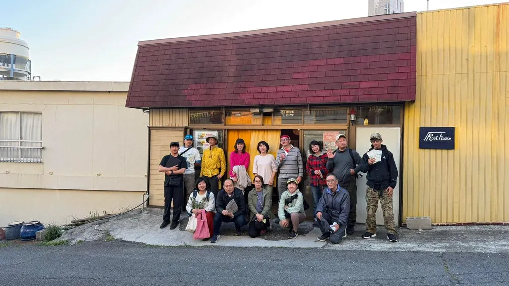 店の前に並ぶ東京山側DMCとライフサポート関西の皆さん