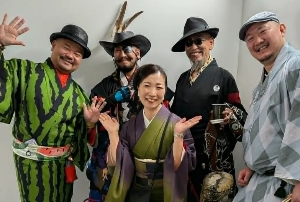 着物姿で笑顔を見せる小田切妙さんと仲間たち